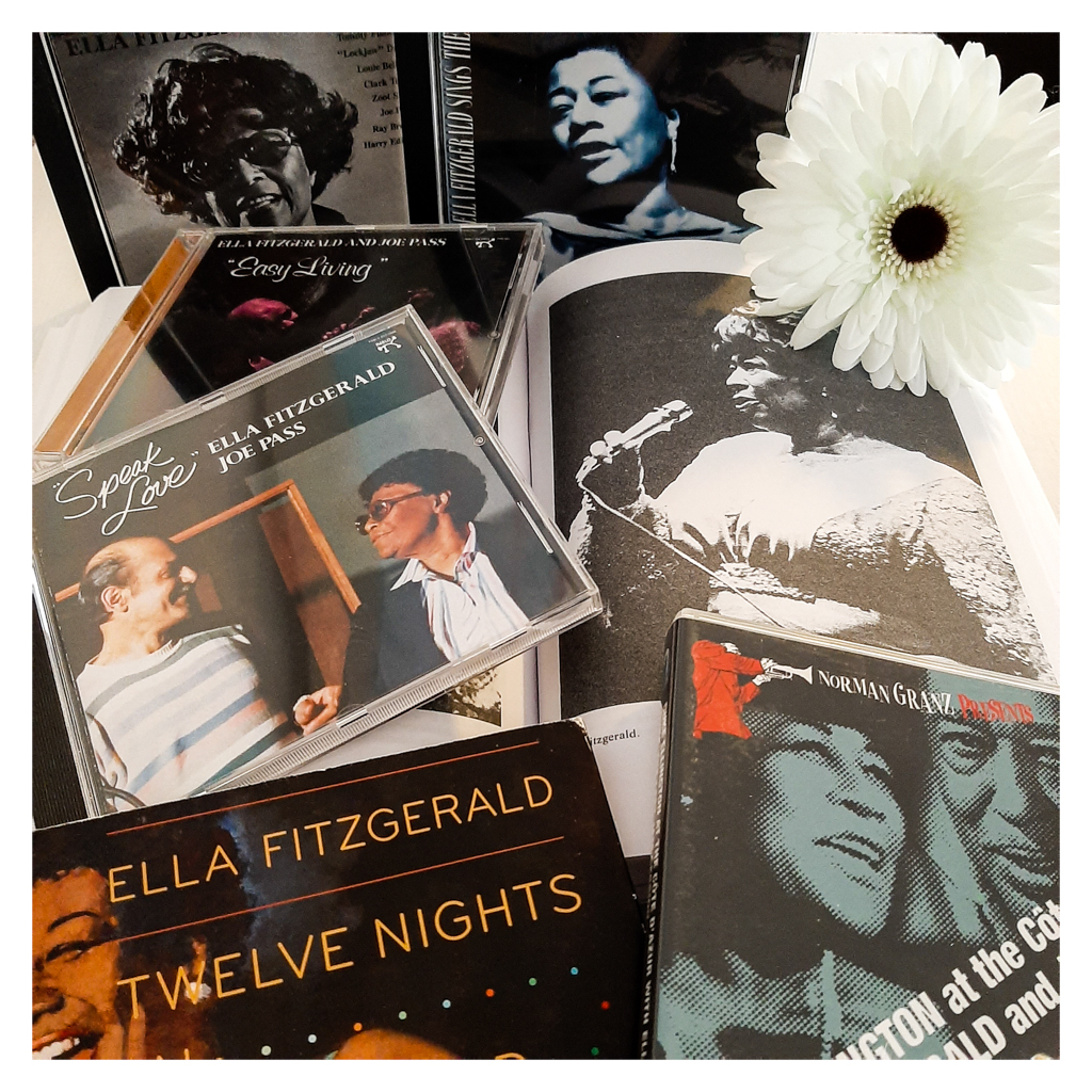 Immagine con libri e dischi di Ella Fitzgerald